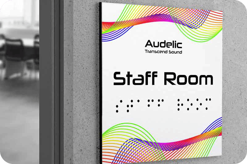 Uma placa de escritório em braille numa parede