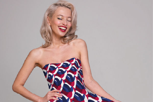 Banner alternativo com mulher vestida com roupa feita por impressão sublimática