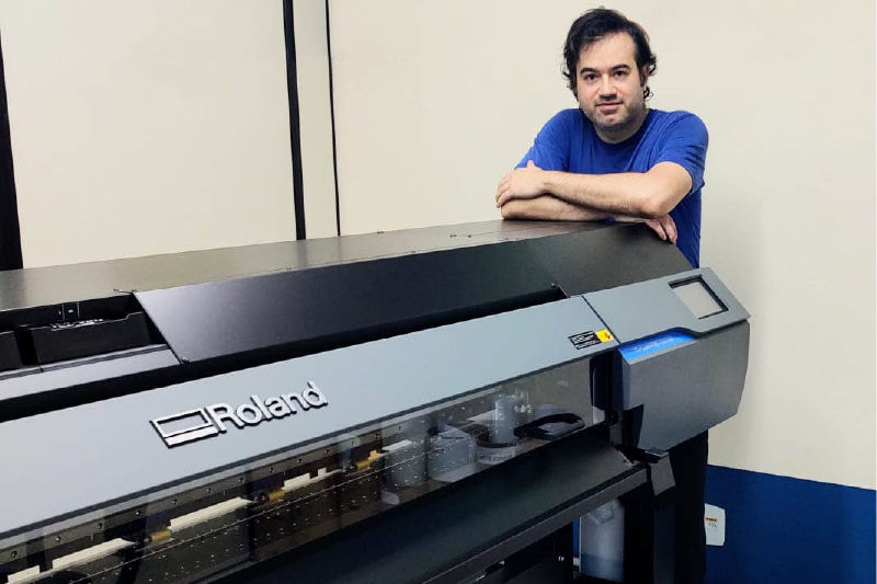 Image of business owners, Andrea and Simone, with their Roland DG printer