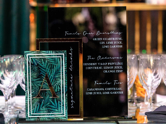 Menú de barra en acrílico, con gráficos con temática “la familia por sobre todo”, sobre una barra.