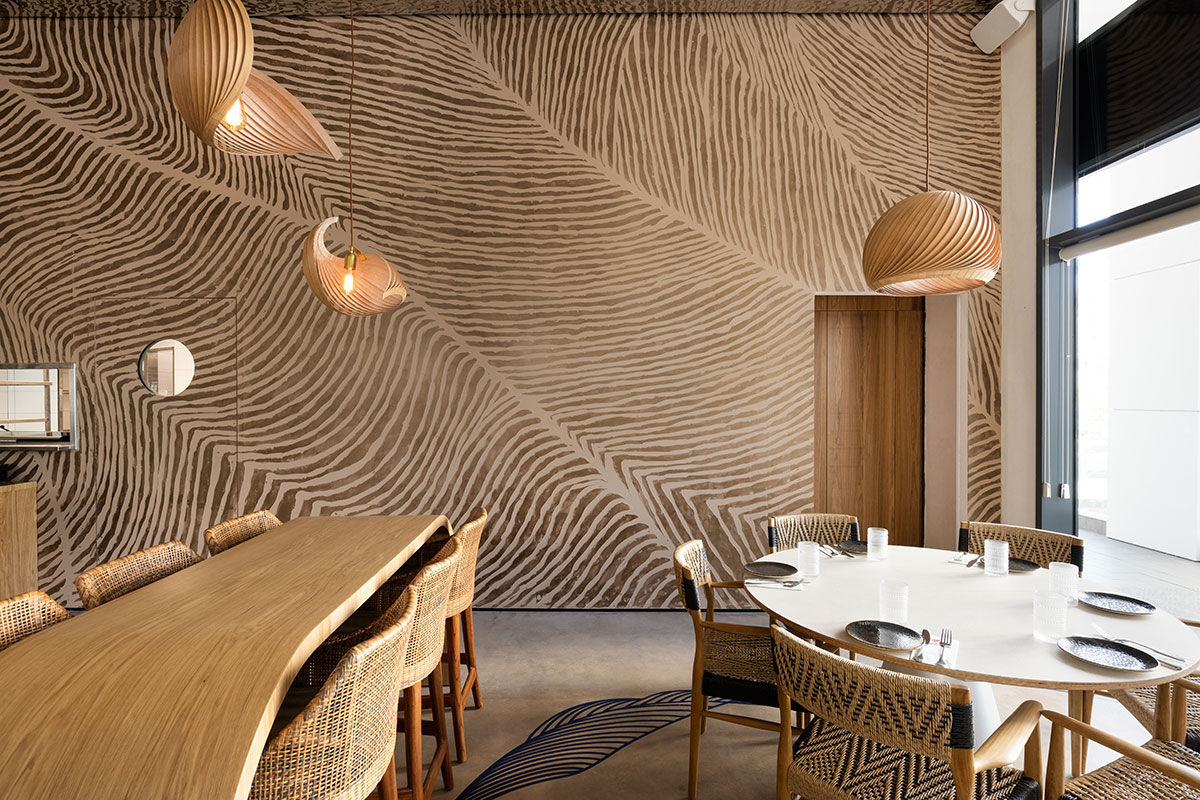 Café com elegante decoração de parede impressa com DIMENSE DA-640