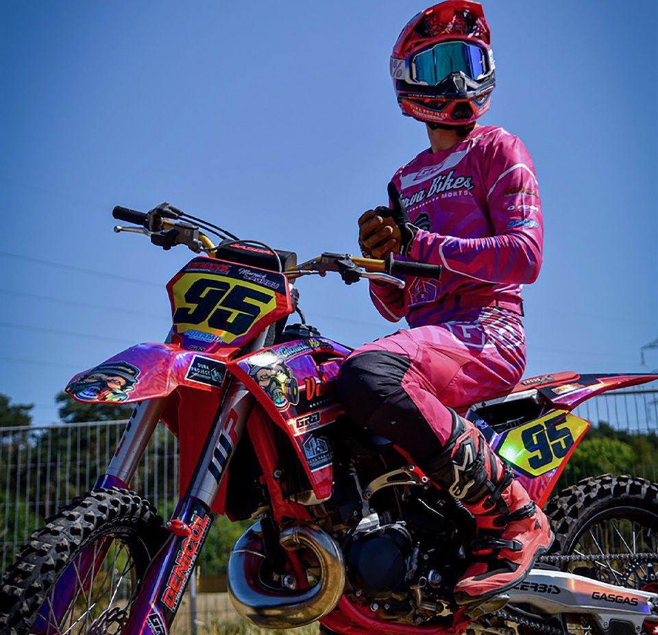 Grafical Racing Design vehicle graphics on a race bike