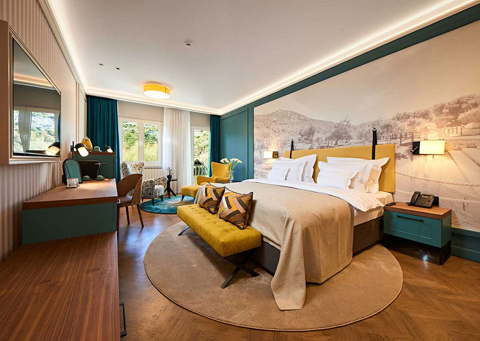 Decoração de parede de quarto de hotel produzida com a DIMENSE DA-640