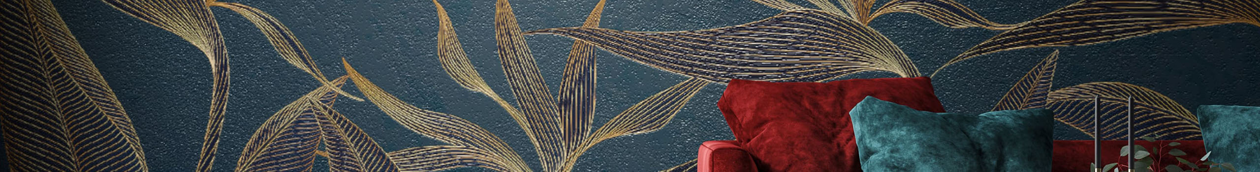Gráficos de pared verde-azulados y dorados con un sofá rojo.