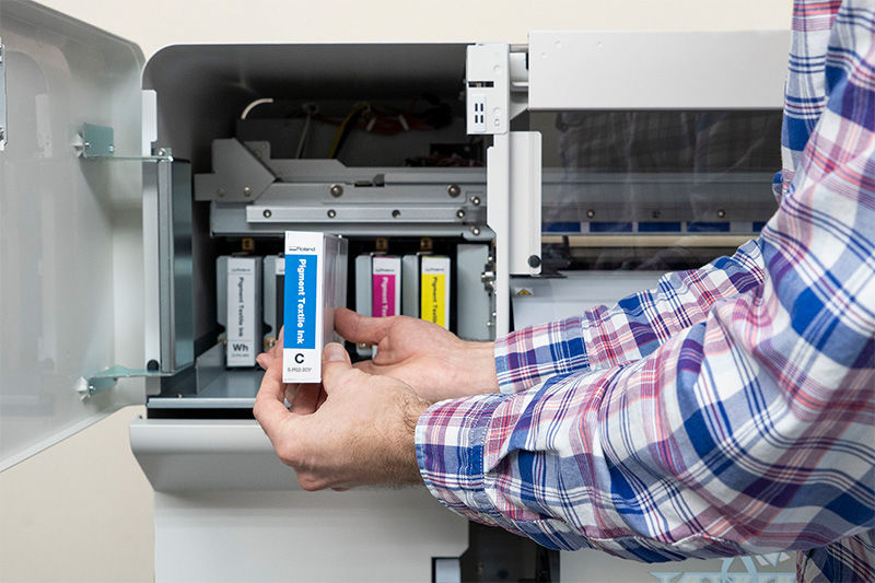 Pessoa no computador próxima da BY-20