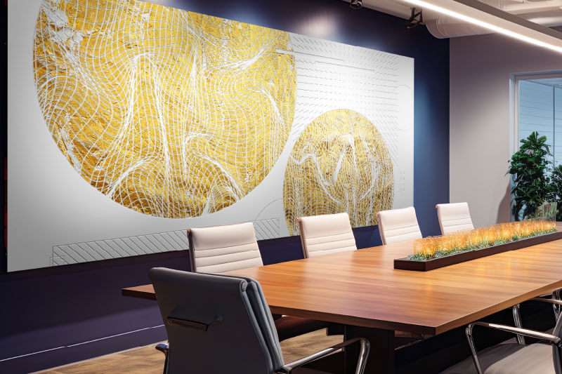 Textured wall art printed on DIMENSE media Pared con gráfico dorado texturado, producido con sustratos especializados DIMENSE™