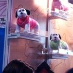 Vestimentas caninas exhibidas en la ISS Long Beach