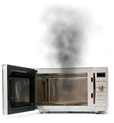 Humo saliendo de un horno microondas