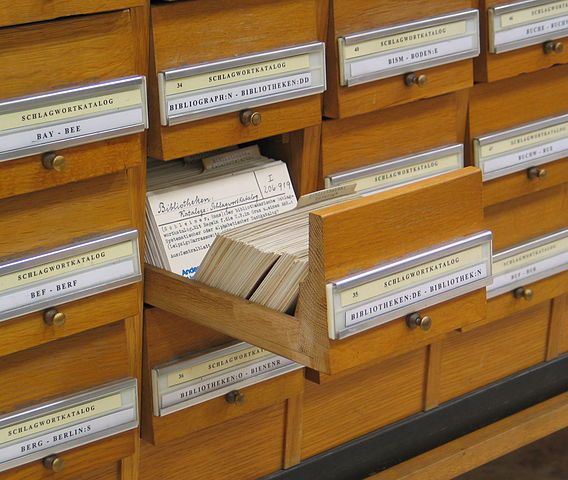 Antiguo sistema de catalogación de fichas de biblioteca