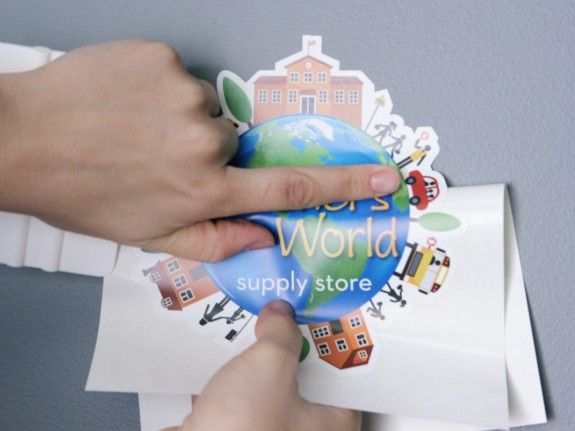 Instalación del sustrato WallFlair: lentamente jale el revestimiento mientras va aplicando con el escurridor el gráfico a la pared.