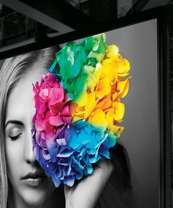 Colorida imagen de mujer con flores"