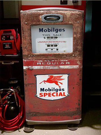 rotulación de refrigeradora de surtidor viejo de gasolina