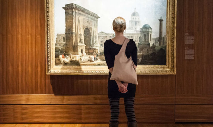 diseñadora en una galería
