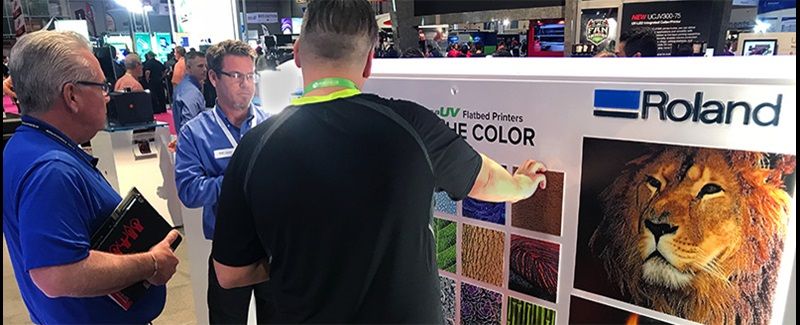 Exhibición VersaUV con texturas impresas con tecnología UV