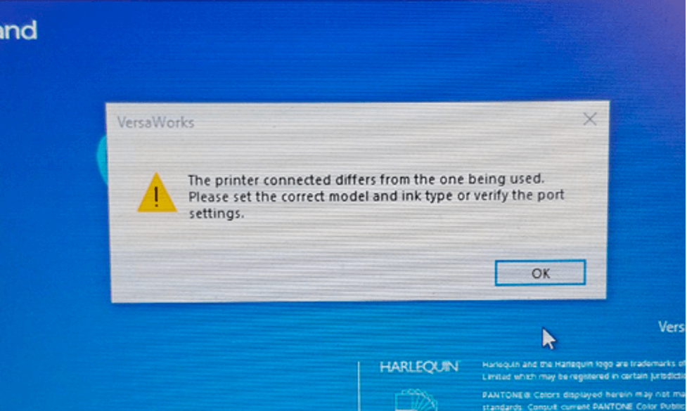 La impresora conectada difiere de la que está siendo usada. Por favor configure el modelo correcto y tipo de tinta o verifique la configuración de puerto.