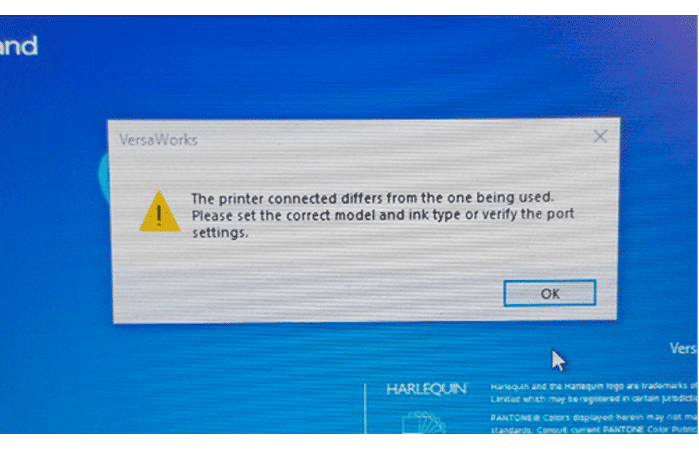 La impresora conectada difiere de la que está siendo usada. Por favor configure el modelo correcto y tipo de tinta o verifique la configuración de puerto.