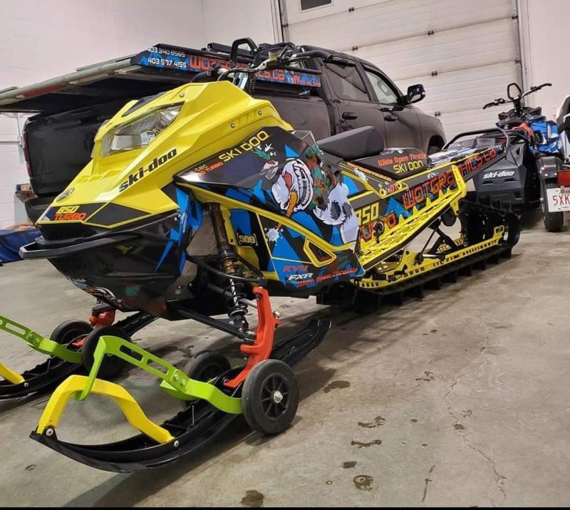 Rotulación de vehículo de nieve