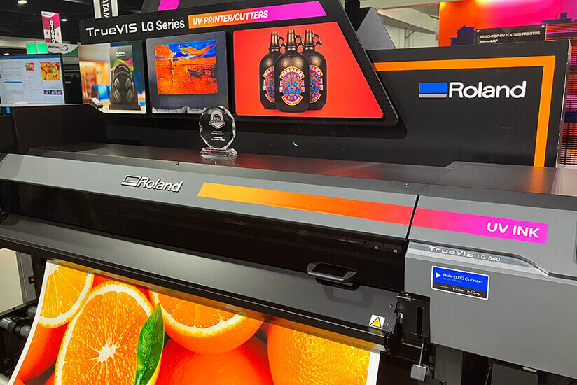 Primer plano de gráficos siendo impresos con una impresora UV de Roland DG.