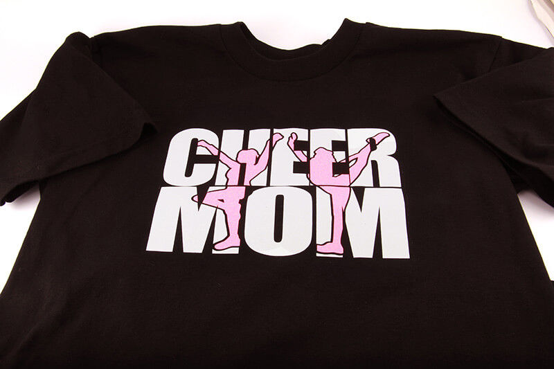 Camiseta con la frase “Cheer Mom” (“mamá porrista”)