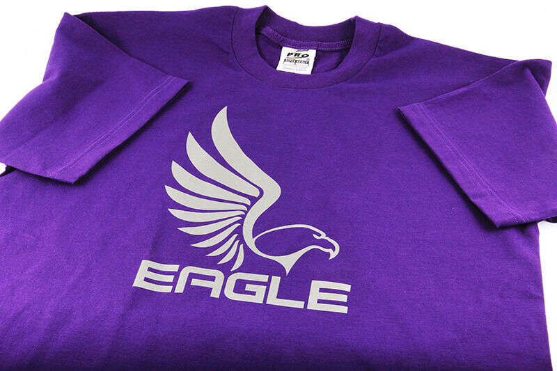 Camisetas color púrpura con gráficos blancos deletreando “águila” y un esbozo de un águila en blanco.