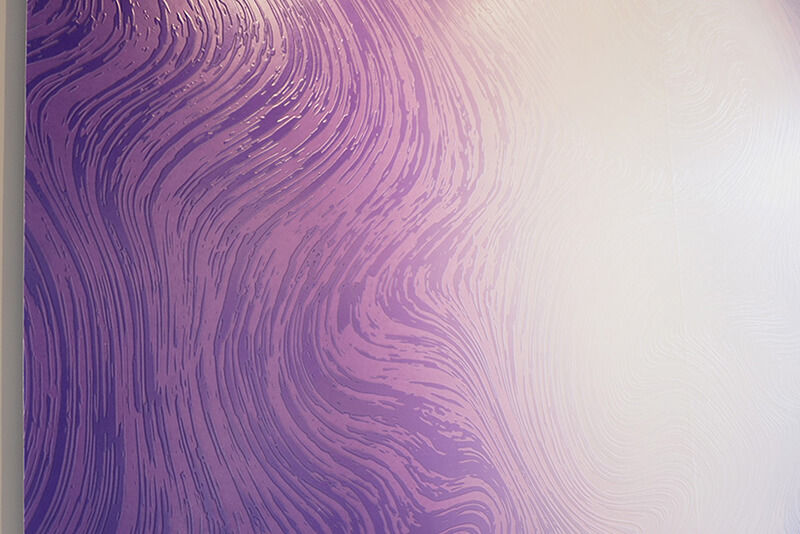 Primer plano de diseño de recubrimiento de pared con remolinos azules y rosados
