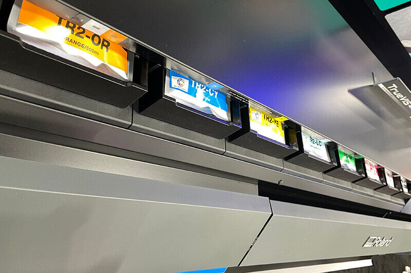 Bolsas de tintas de impresora digital mostradas en la impresora TrueVIS™ VG3 de Roland DG
