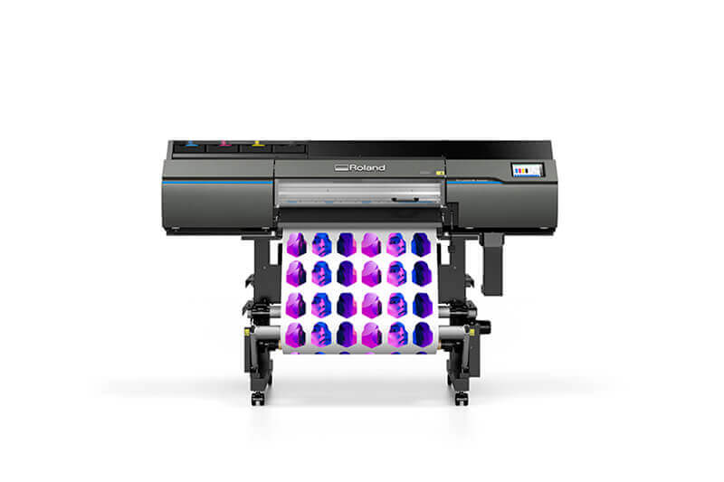 Impresora/cortadora de formato ancho TrueVIS™ SG de Roland DG, vista desde el frente con sustrato impreso, contra un fondo blanco.