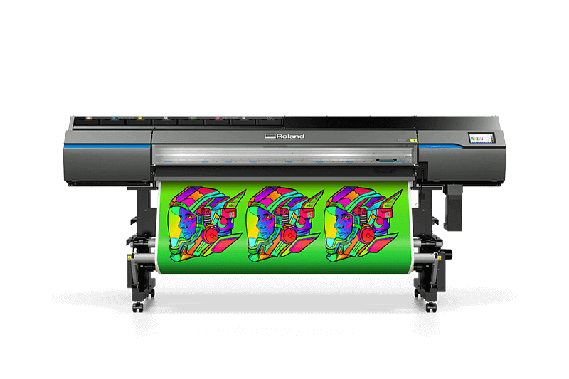 Vista frontal de la impresora TrueVIS™ VG3 de Roland DG con sustratos impresos a todo color en frente de un fondo blanco.