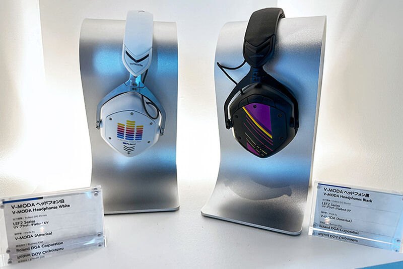 Presentación mostrando dos audífonos supra-aurales V-MODA con protectores personalizados en el espacio de exhibición de la sede central de Roland DG