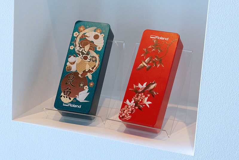 Una presentación de dos cajas rectangulares impresas en el espacio de exhibición de la sede central de Roland DG.