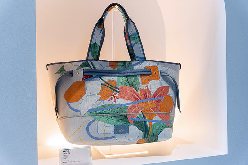 Un bolso impreso mostrado en el área de exhibición de la sede central de Roland DG