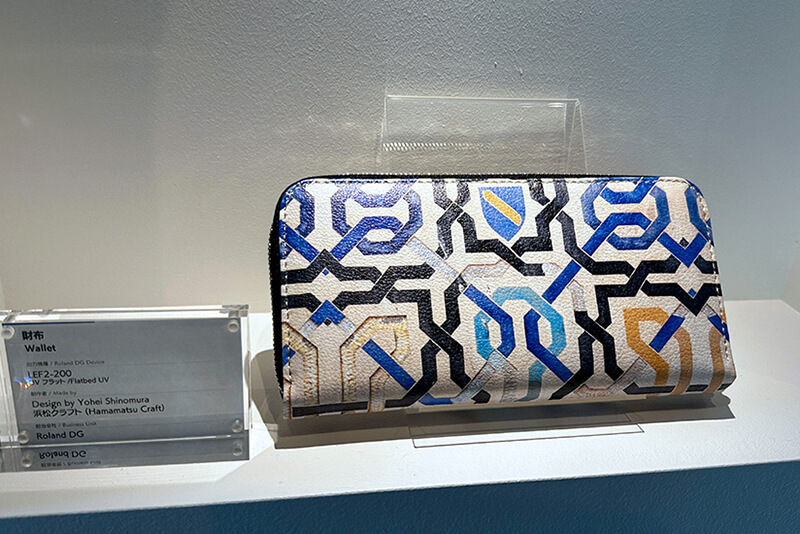 Una billetera personalizada con una impresión, mostrada en el espacio de exhibición de la sede central de Roland DG