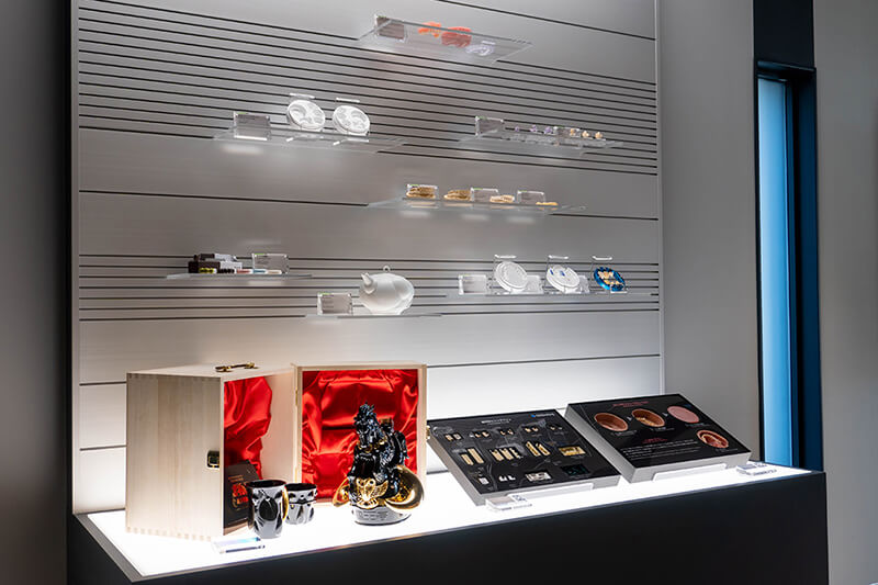 Una muestra de productos DGSHAPE, incluyendo objetos y restauraciones dentales fresadas.