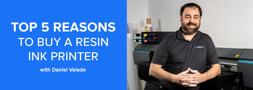 Título de entrada de blog junto a Daniel Valade, apoyado sobre una impresora de tintas de resina AP-640 de Roland DGA