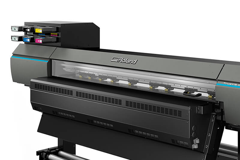 Juego de tintas de impresora TrueVIS™ AP-640 de Roland DG instalado en la impresora.
