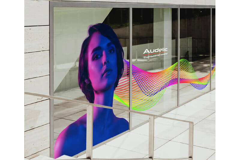 Ventana multi-panel de tienda mostrando un colorido gráfico con el rostro de una mujer impreso con un dispositivo UV de Roland DG.