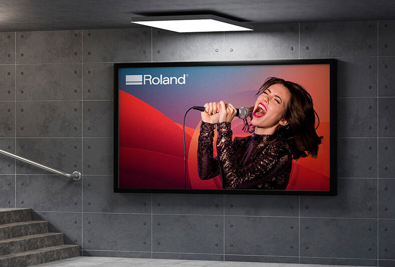 Mural de una mujer cantando con el logotipo Roland DG, instalado en una pared de metro subterráneo.