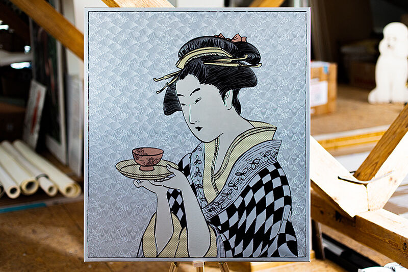 Obra de arte, impresa usando la tecnología DG DIMENSE™, que representa a una mujer japonesa sujetando una taza de té. 