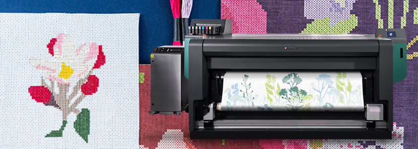 Impresora Dimensor S de Roland DG con patrones de Design Pool en segundo plano