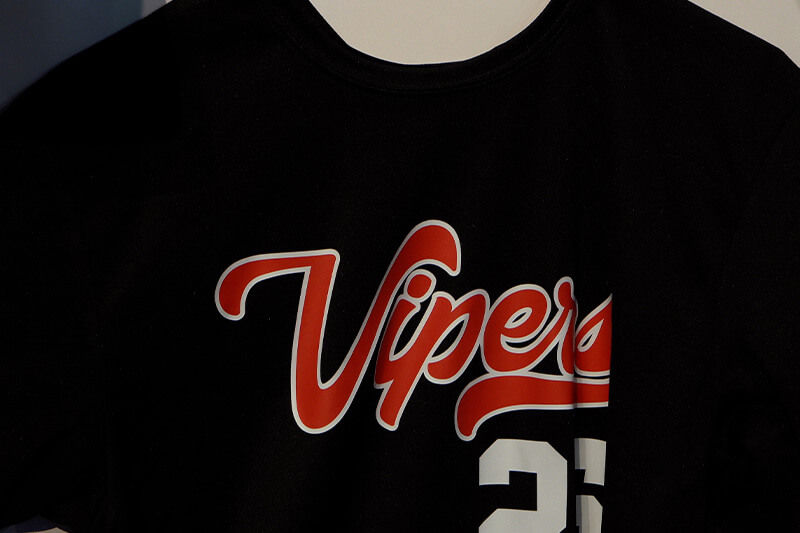 Camiseta de jugador de béisbol con Vipers y el número 25 en el frente.