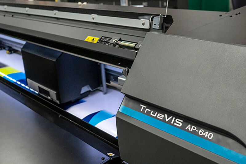 Primer plano de la impresora de tintas de resina TrueVIS™ AP-640 de Roland DG funcionando.
