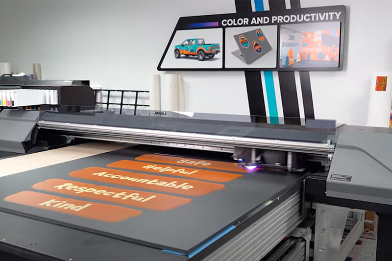 La impresora UV de cama plana Roland DG imprime gráficos de pared para la escalera.