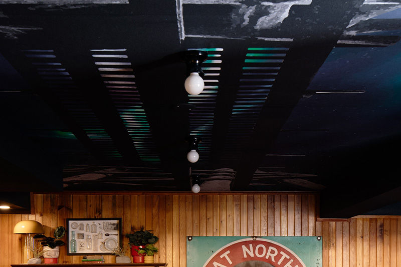 Techo y pared de bar.