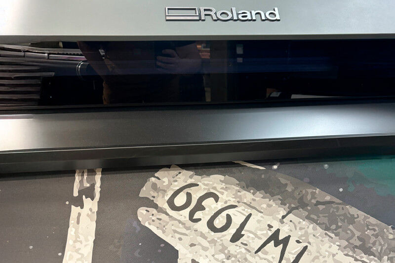 Vista de una porción en blanco y negro del gráfico de cielorraso siendo impresa con una impresora de formato ancho Roland DG.