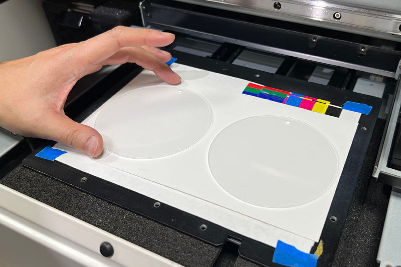 Mano mostrando dimensiones de plantilla de ornamento en la BD-8 de Roland DG.