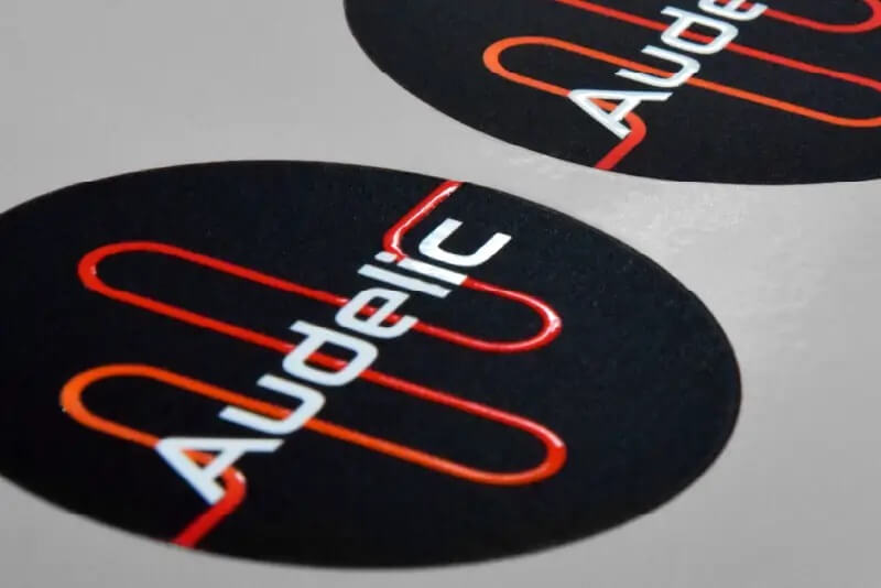 Sticker impreso con tecnología UV mostrando una textura satinada en relieve