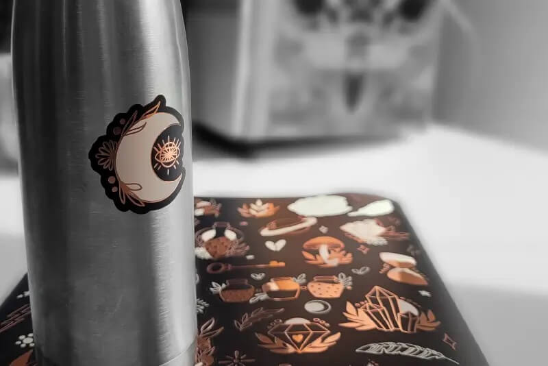 Sticker aplicado a un poste de metal.