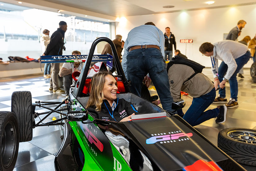 Disfrutando de un auto F1.