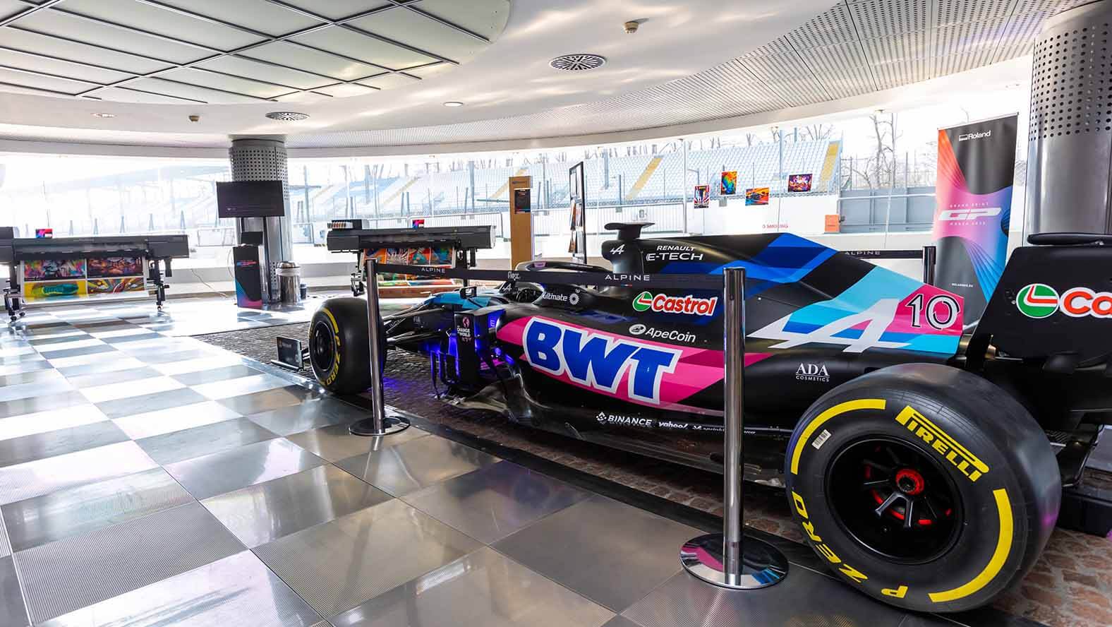 Vista de auto Fórmula Uno rotulado con gráficos de vehículos en el evento Roland DG Grand Print