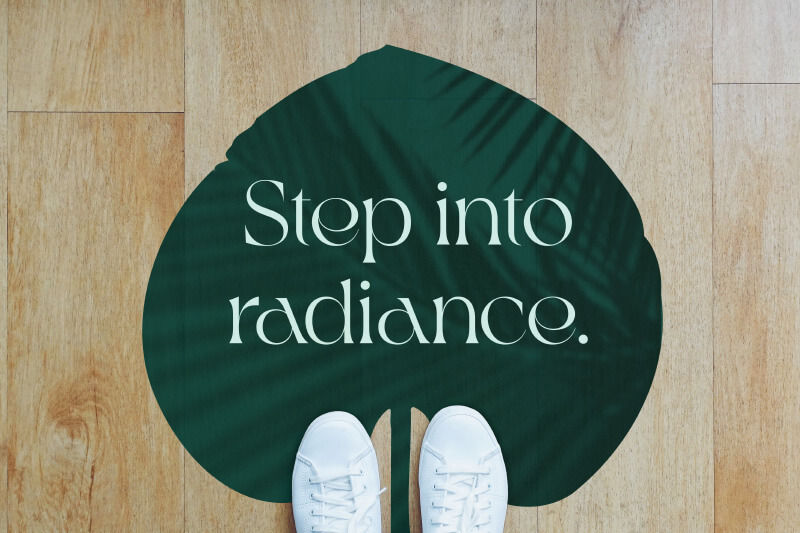 Pie sobre un gráfico de piso con hojas y la frase “Step into radiance”.